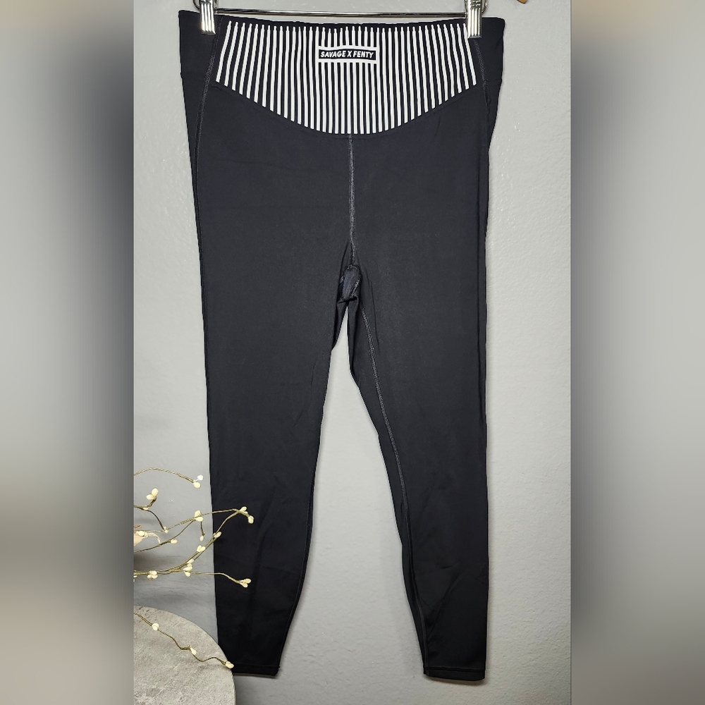 Savage X Fenty Sport Leggings in Black and White